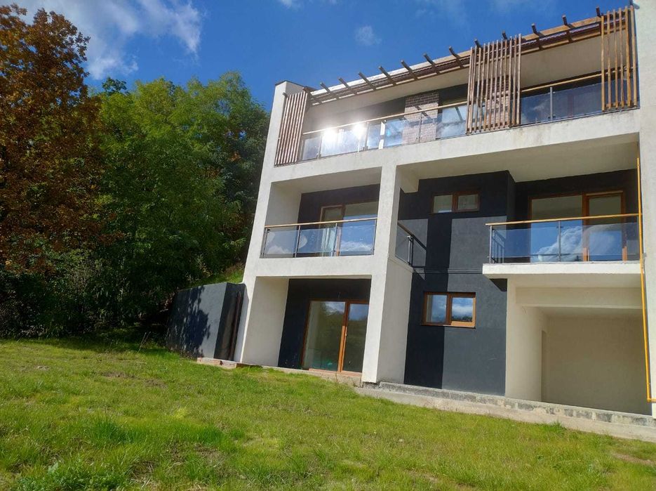 PF vând casa tip duplex