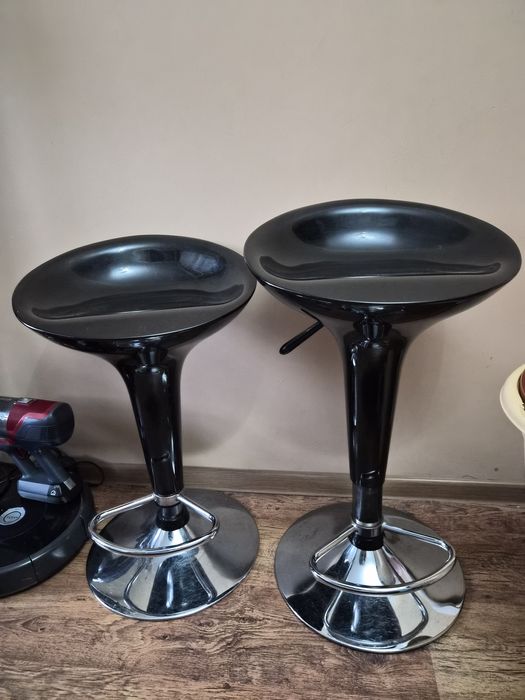 Бар стол, въртящ се