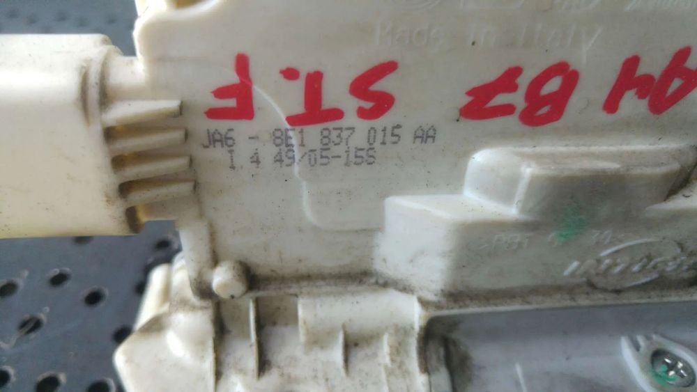 Broasca usa stanga fata audi a4 b7 8e 8e1837015aa