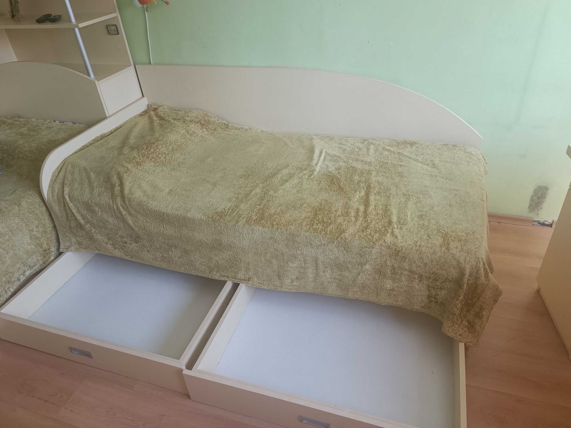 Продавам обзавеждане за детска стая