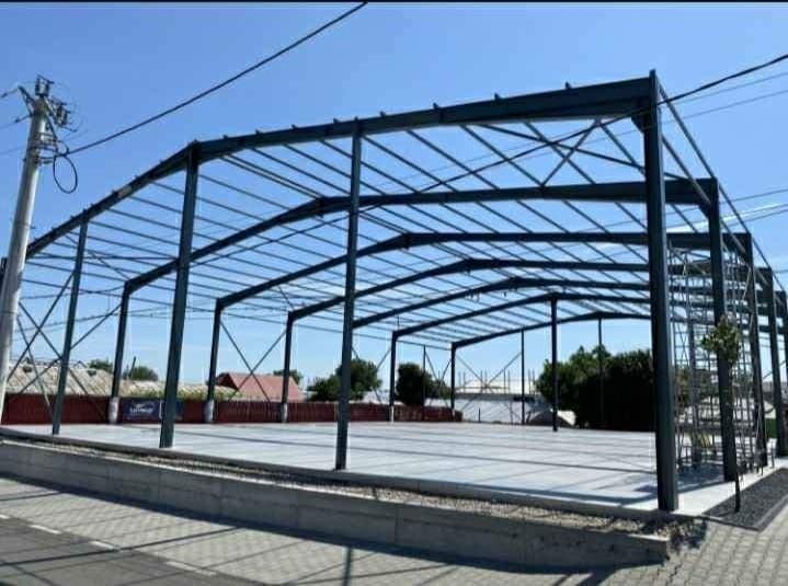 Vand hala din metal 20x10 la 8700 de euro se poate si inveli 
Si avem
