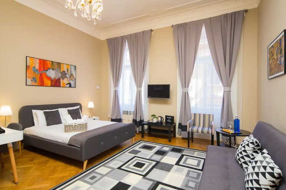 Дава се под наем Двустаен апартамент в Пловдив, Център - 68 кв.м за 306 € - Снимка #1