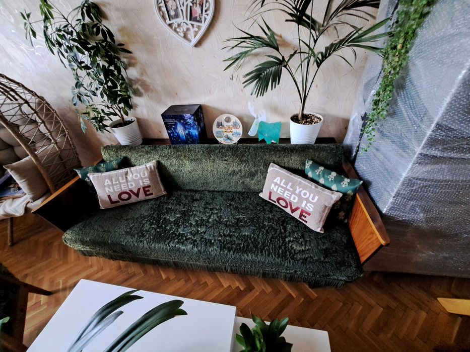 Ретро диван разгъваем,кресла и табуретки