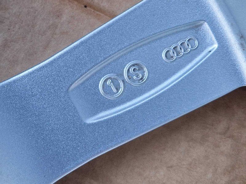 Audi Q3(F3) R19 83A 601 025 
 4 бр. оригинални джанти
като нови