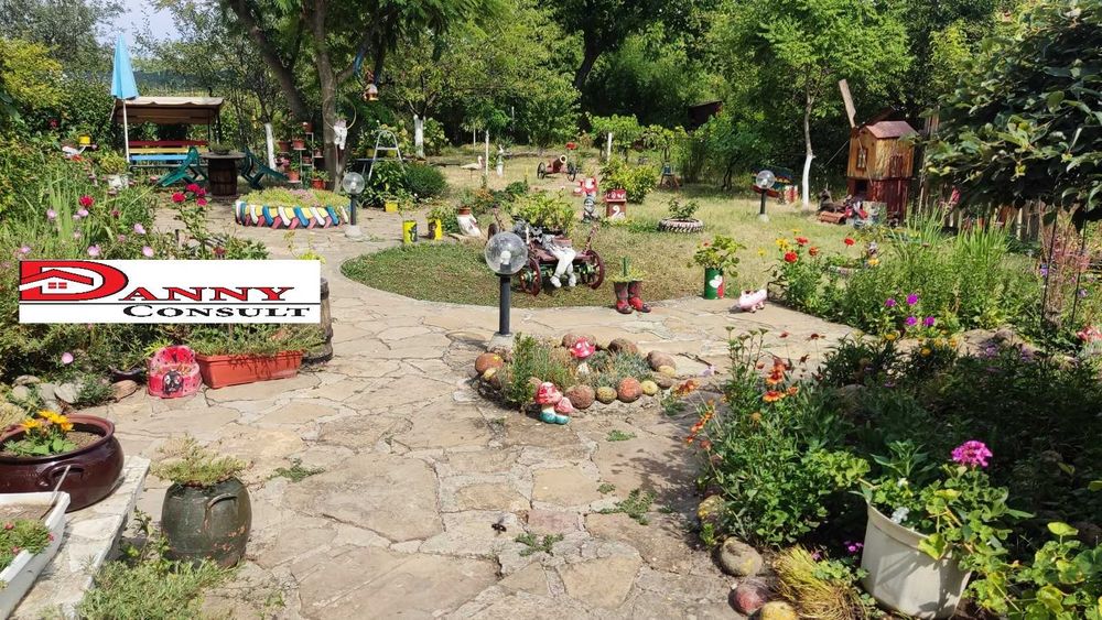 Стара къща с двор и кладенец в с. Балван