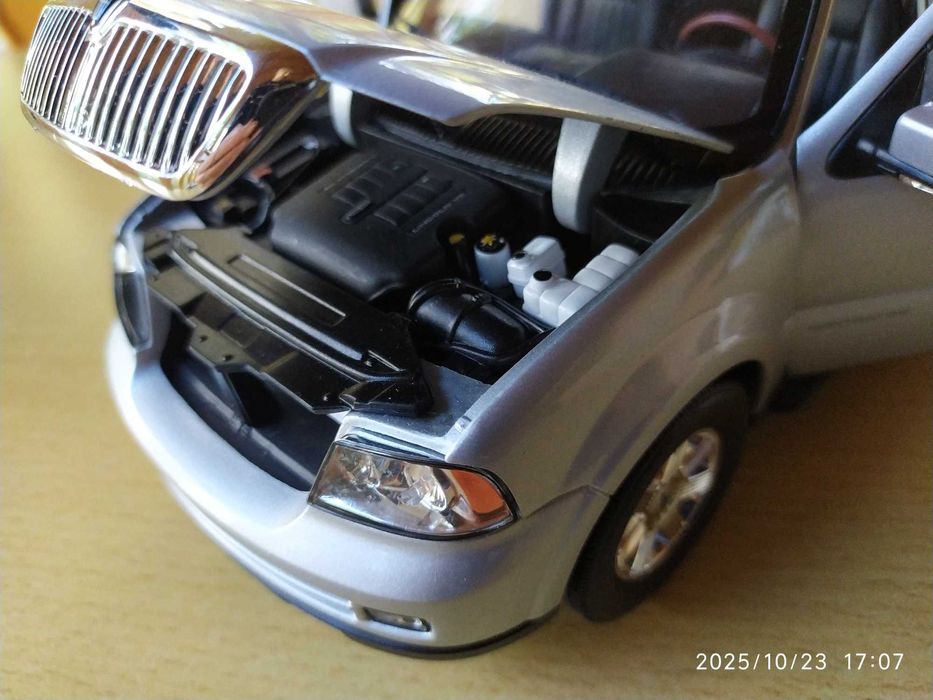 1:18 Метален модел на Lincoln Navigator 2005 Welly