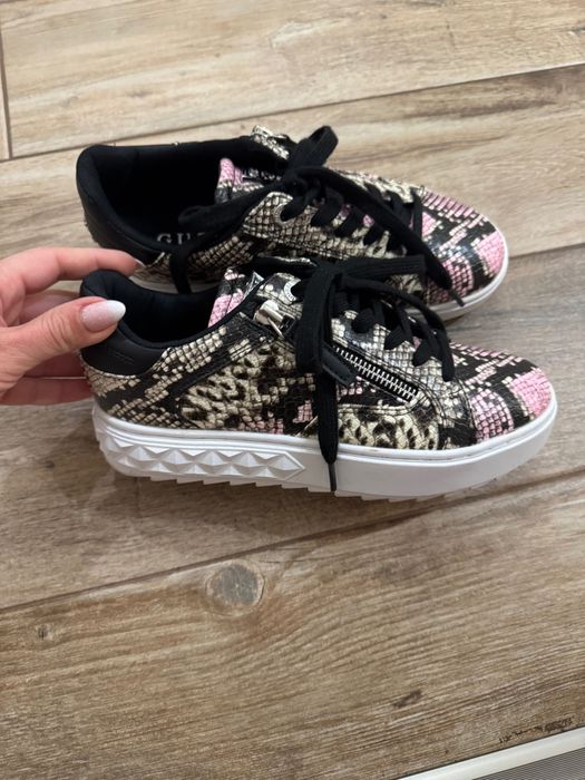 Нови обувки GUESS