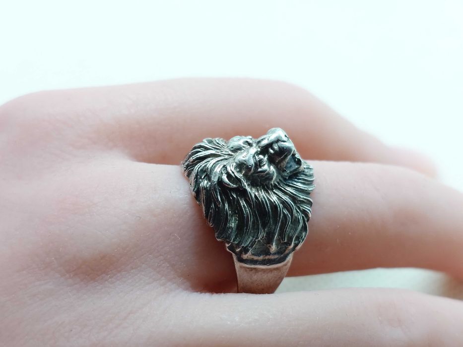 Inel din argint – cap de leu, relief masiv