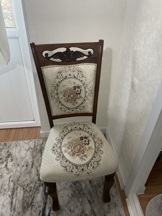 10 та стул сотилади.