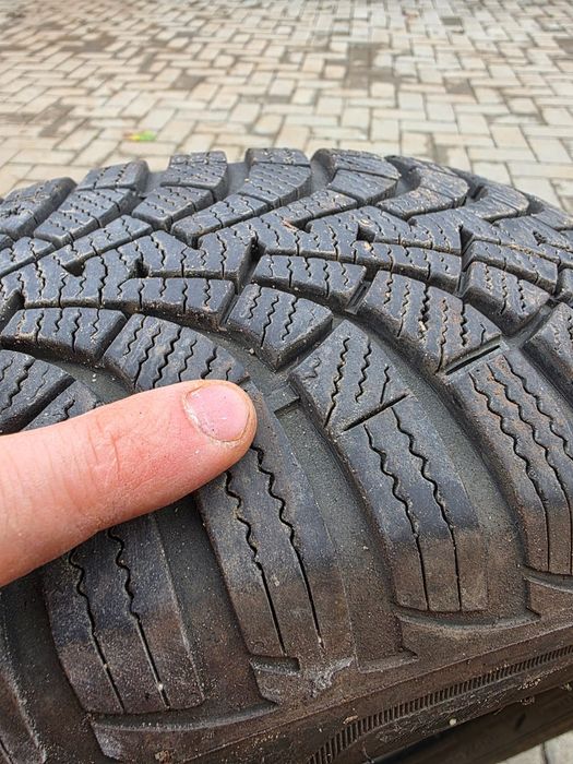Vând anvelope iarna Goodyear 195/65 R15