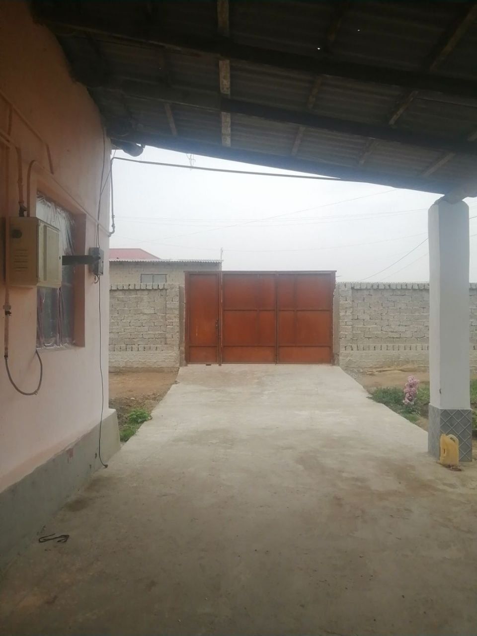 Uy sotiladi. Sirdaryo tumani Sholikor MFY Maktab yonida
