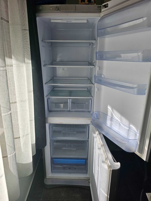 Хладилник с фризер Indesit