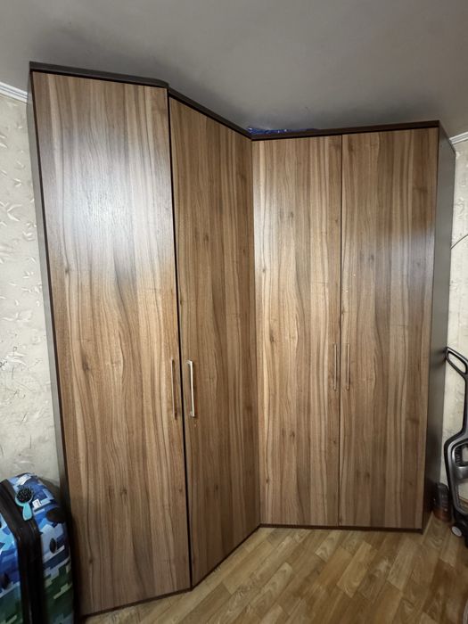 Продам дешево угловой шкаф