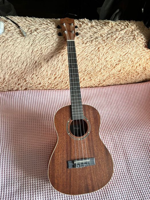 Продам Укулеле баритон Stagg UB-30 в отличном состоянии