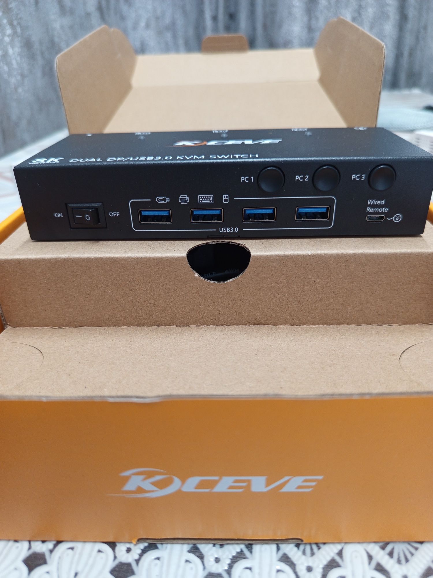 USB 3.0 Displayport KVM превключвател за 3 компютъра и 2 монитора