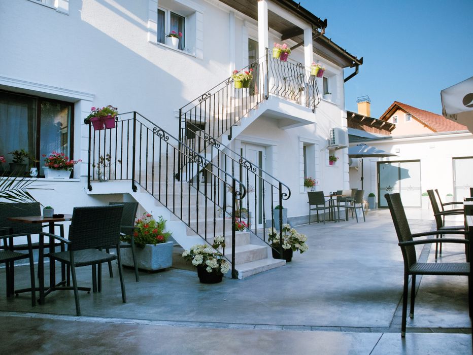 Vand spatii comerciale,restaurant,casa si pensiube