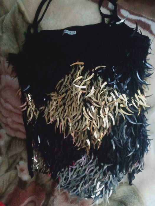 Праздничный топик. Плечи открытые.