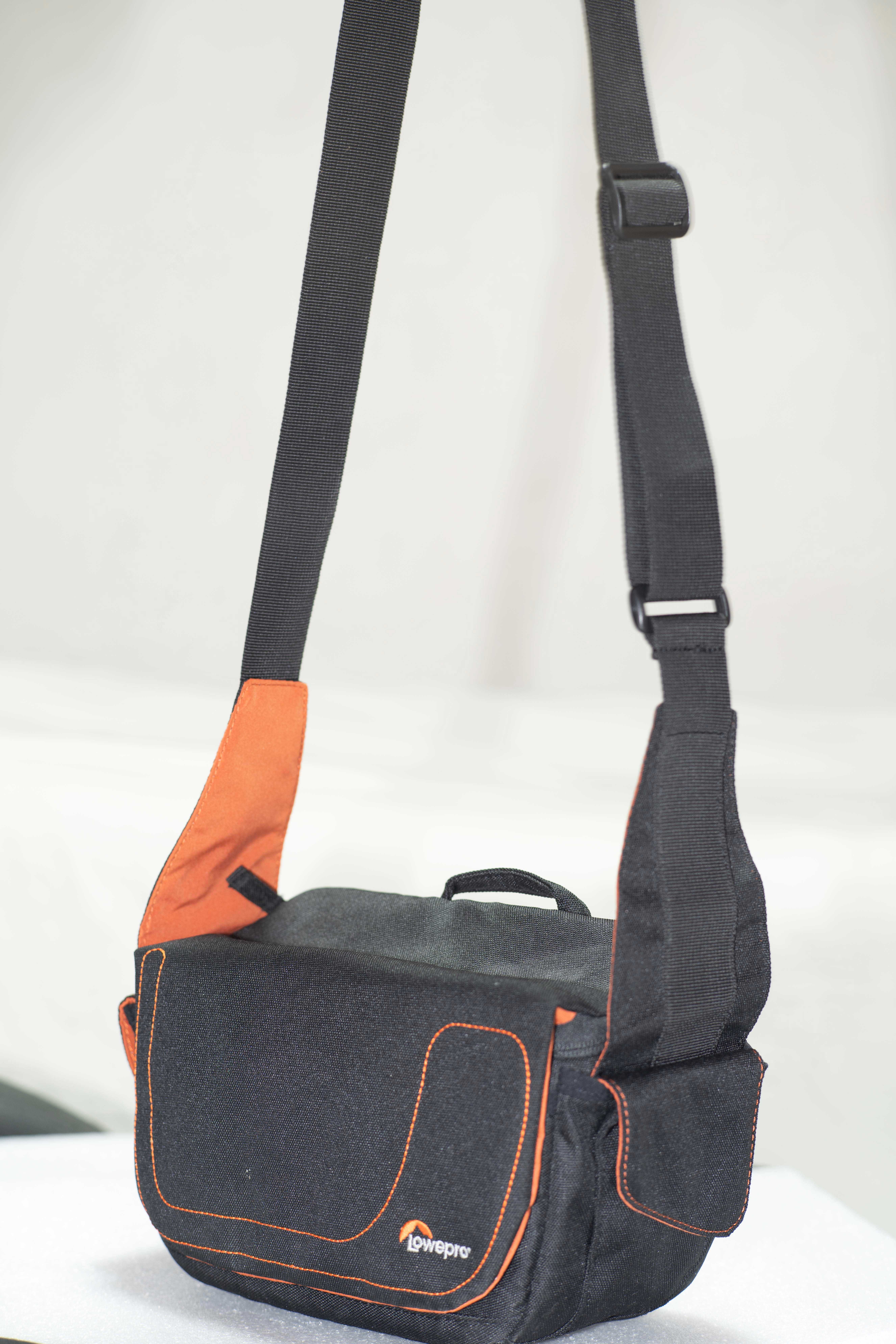 Фотографска чанта за  рамо LOWEPRO Impulse 130 с двойно  закопчаване