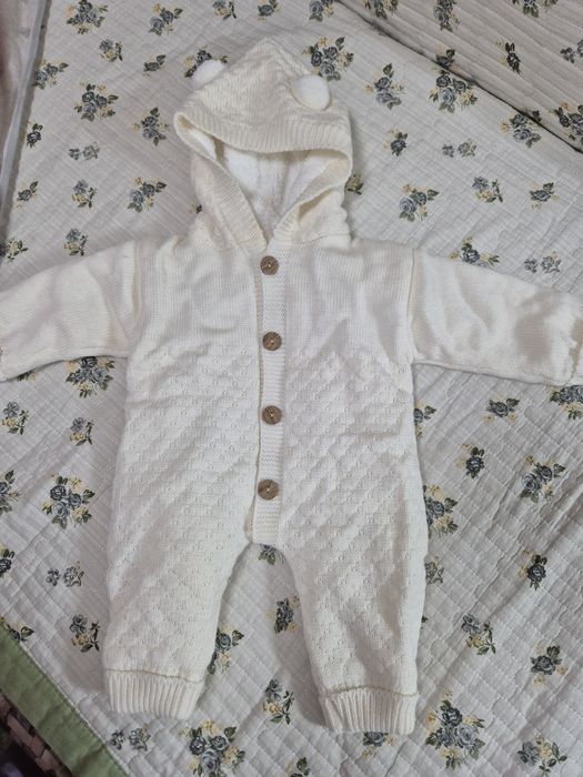 Вязаный белый комбинезон