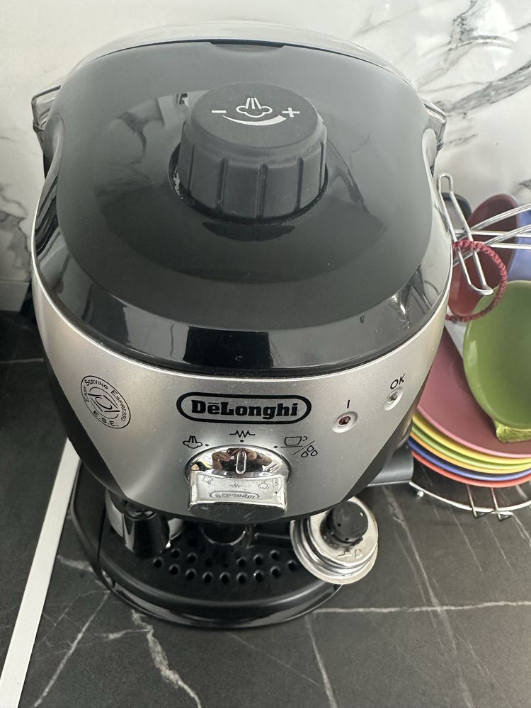 Продавам кафе машина Delonghi