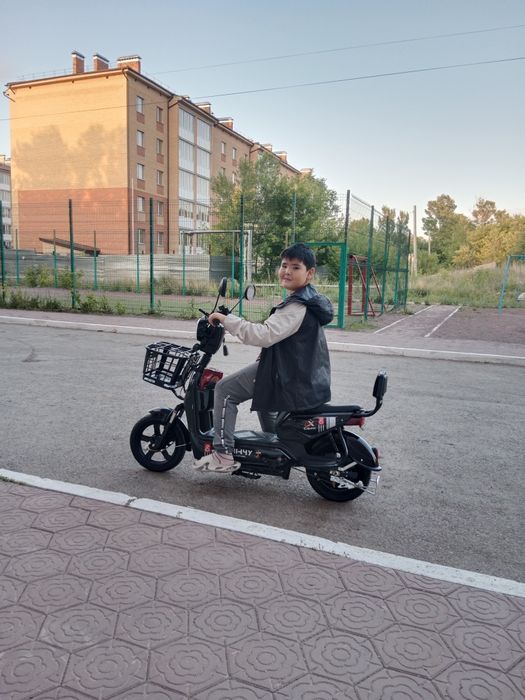 Продам монитор, клавиатуру, манеж-трансфориер, мопед