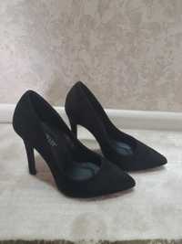 Чёрные замшовые  туфли