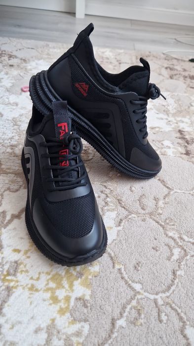 Продам кроссовки