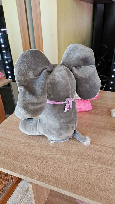 Пеещо слонче с мърдащи уши