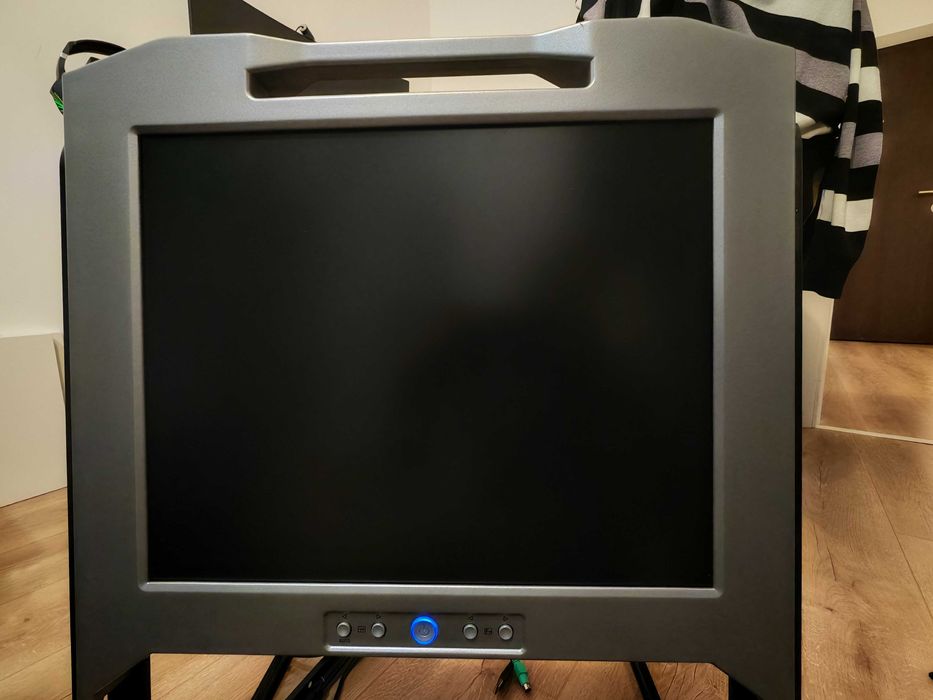 Dell HP535 server rack, screen an keyboard + full colour range screen