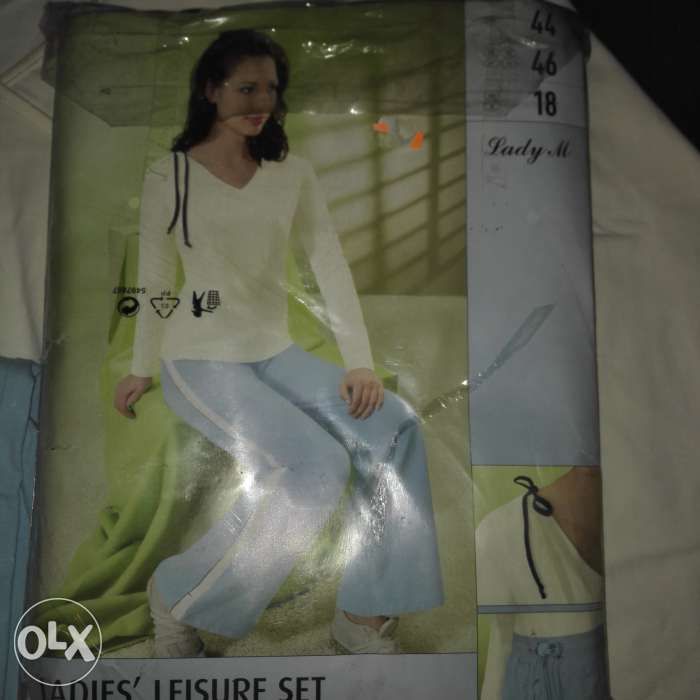 Costum casa (trening) dama-2 marimi 38 si 42-5 lei transportul
