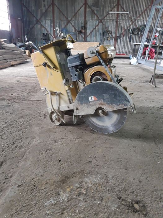 Închiriez cilindru compactor mai compactor masina de taiat beton picon
