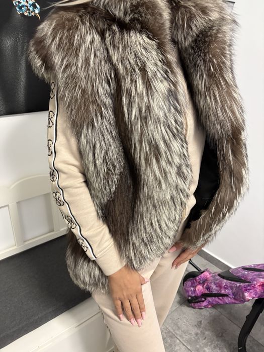 Vesta blana marime s-m Trimit doar livrare olx