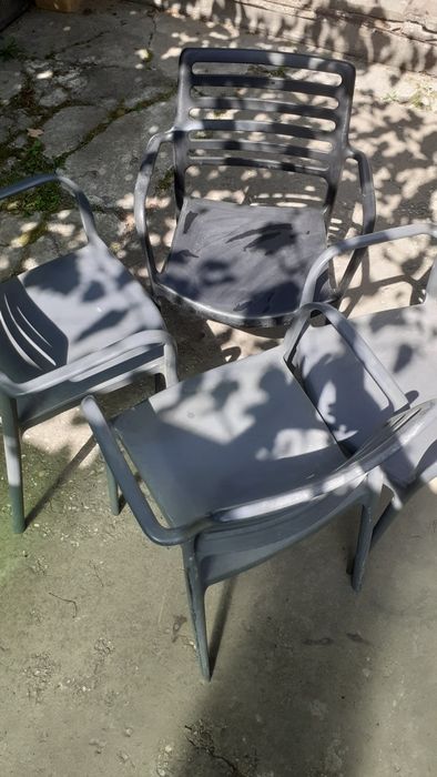 Vând 4 scaune plastic