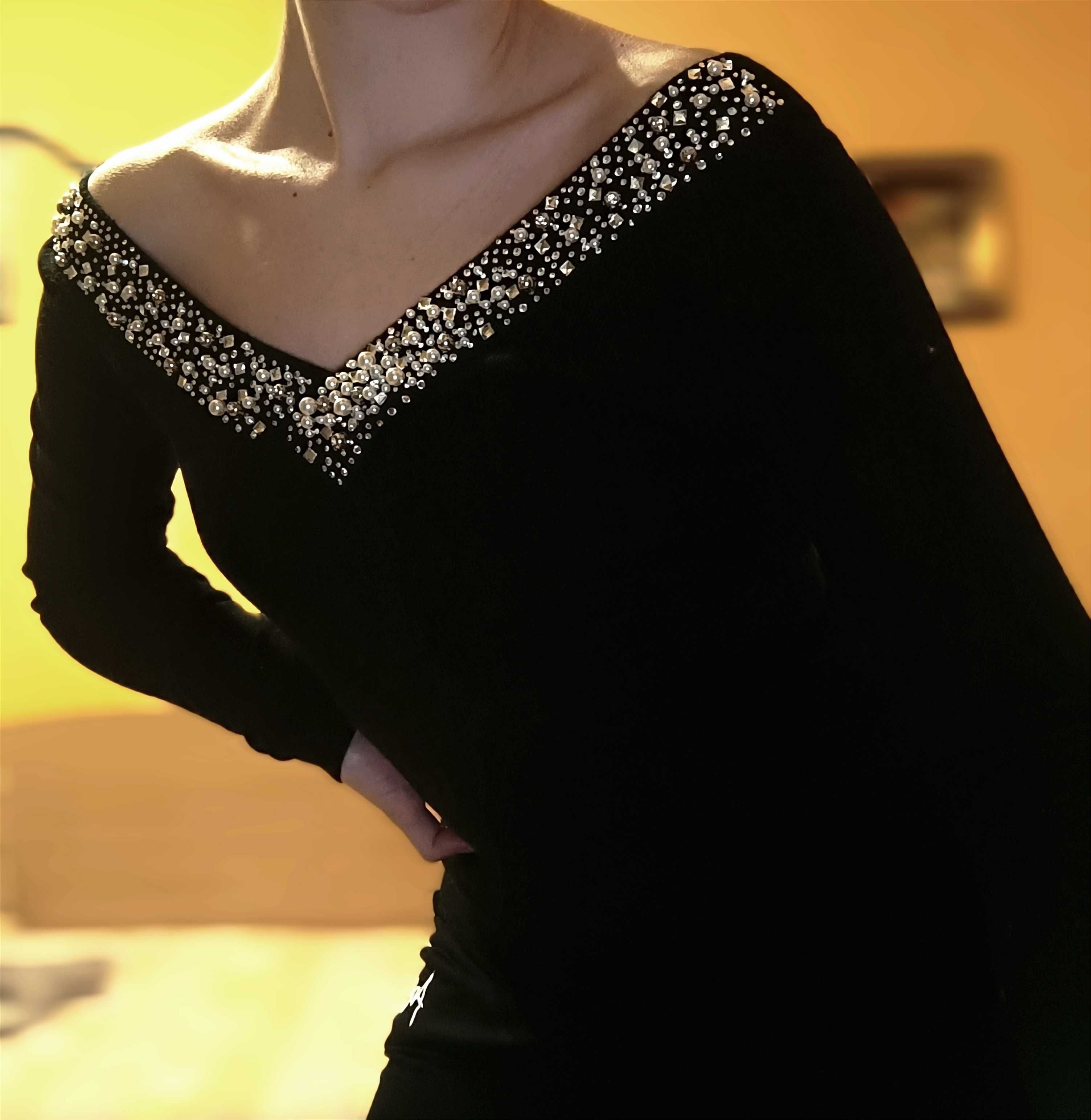 Черна блуза с красиво деколте