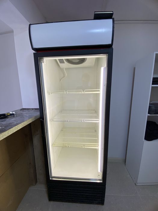 Витринный холодильник Российской марки