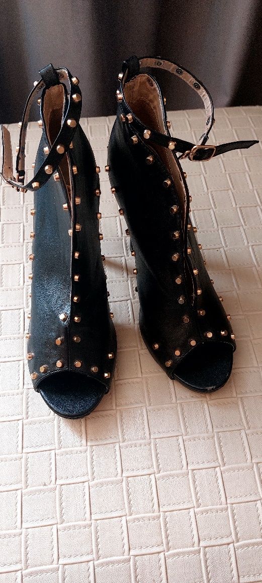 Botine elegante decupate