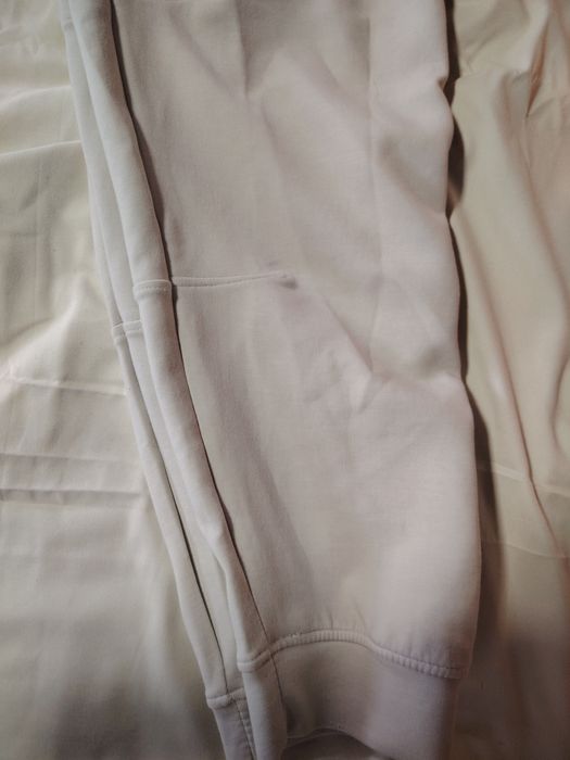 O pereche de pantaloni groși de trening