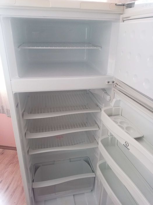 Хладилник с горен фризер.