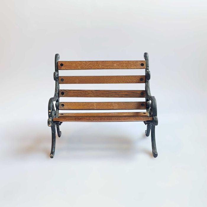 Декоративна малка винтидж пейка – подходяща за декор, кукли и мечета