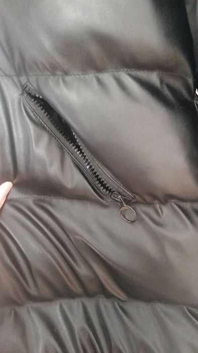 geaca groasa imitatie piele , are o piele lucioasa