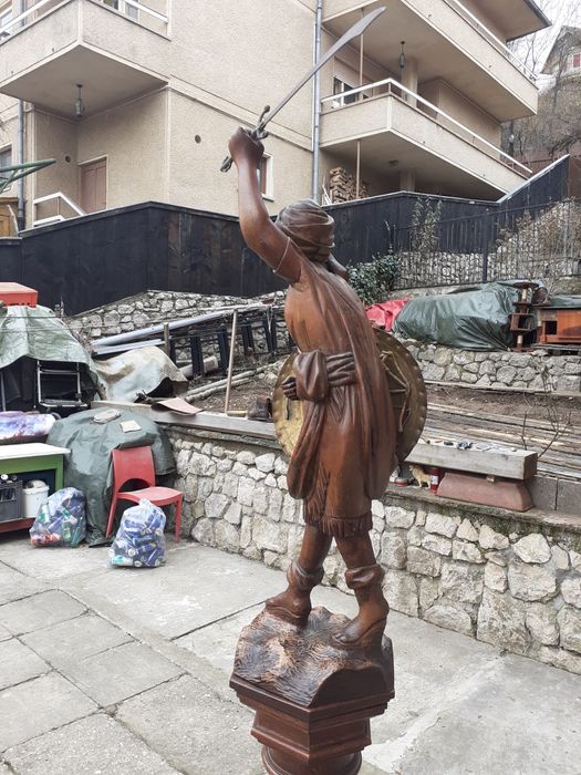 Vând statuetă din lemn