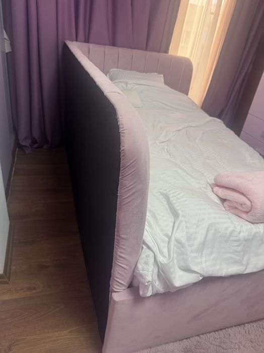 Pat pe colt stanga roz ca nou