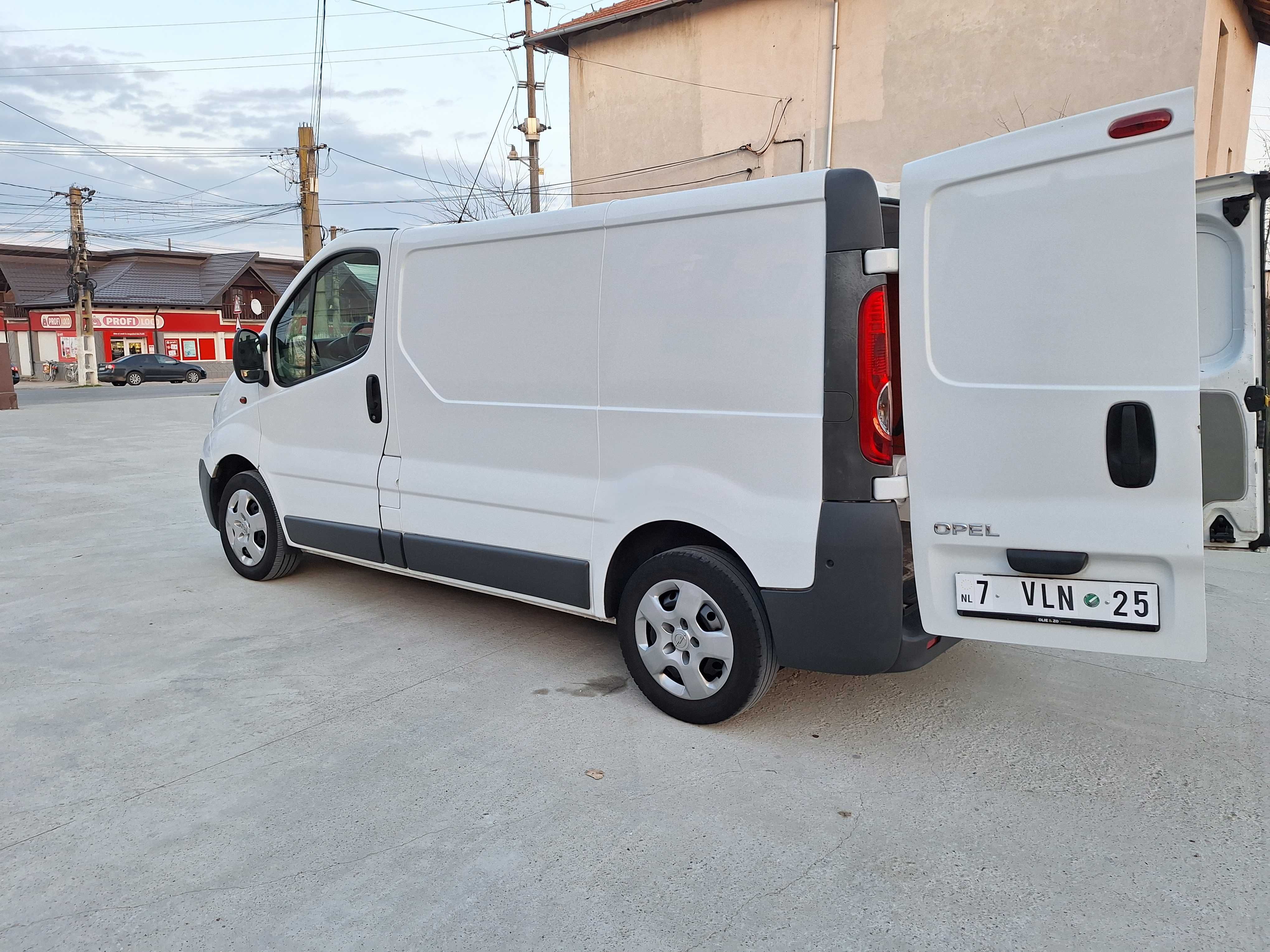 Opel Vivaro/ Renault Trafic/ An 2011/ Km 213466/ 2.0 DIESEL/ A.C/IM OL