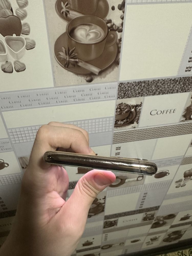 Iphone 11 Pro Max. 64- 77%