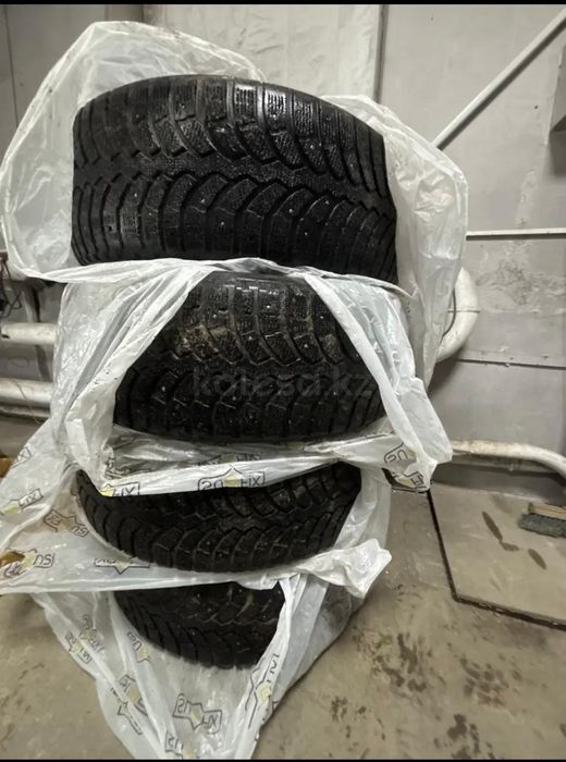 Продам зимнюю резину Bridgestone 265/60/18 состояние б/у