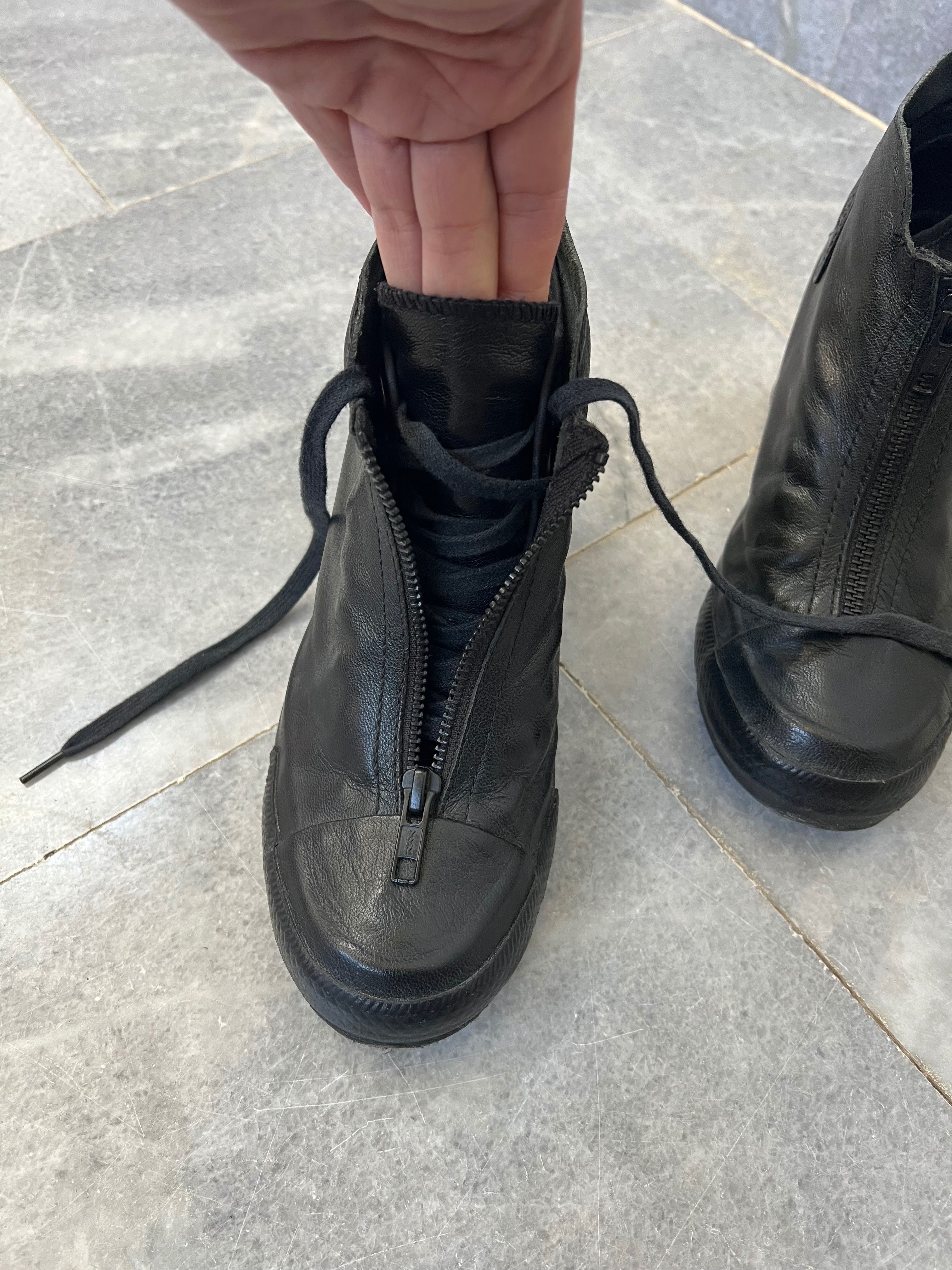Продавам боти  на Converse естествена кожа 36 номер