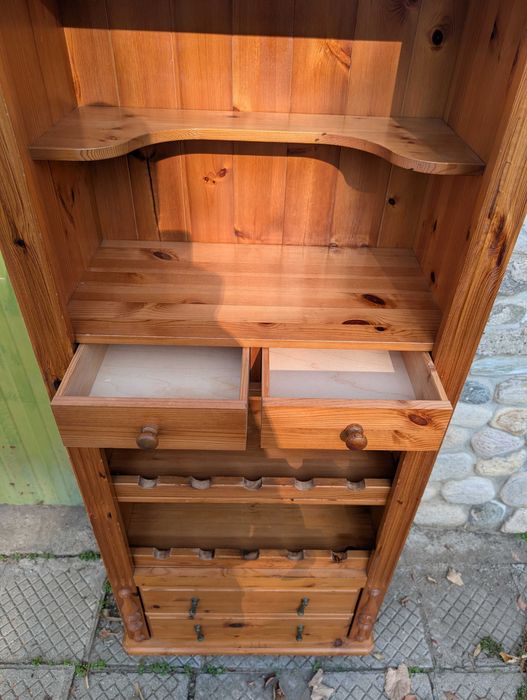 Масивен шкаф за вино и алкохол – стил, функционалност и характер!