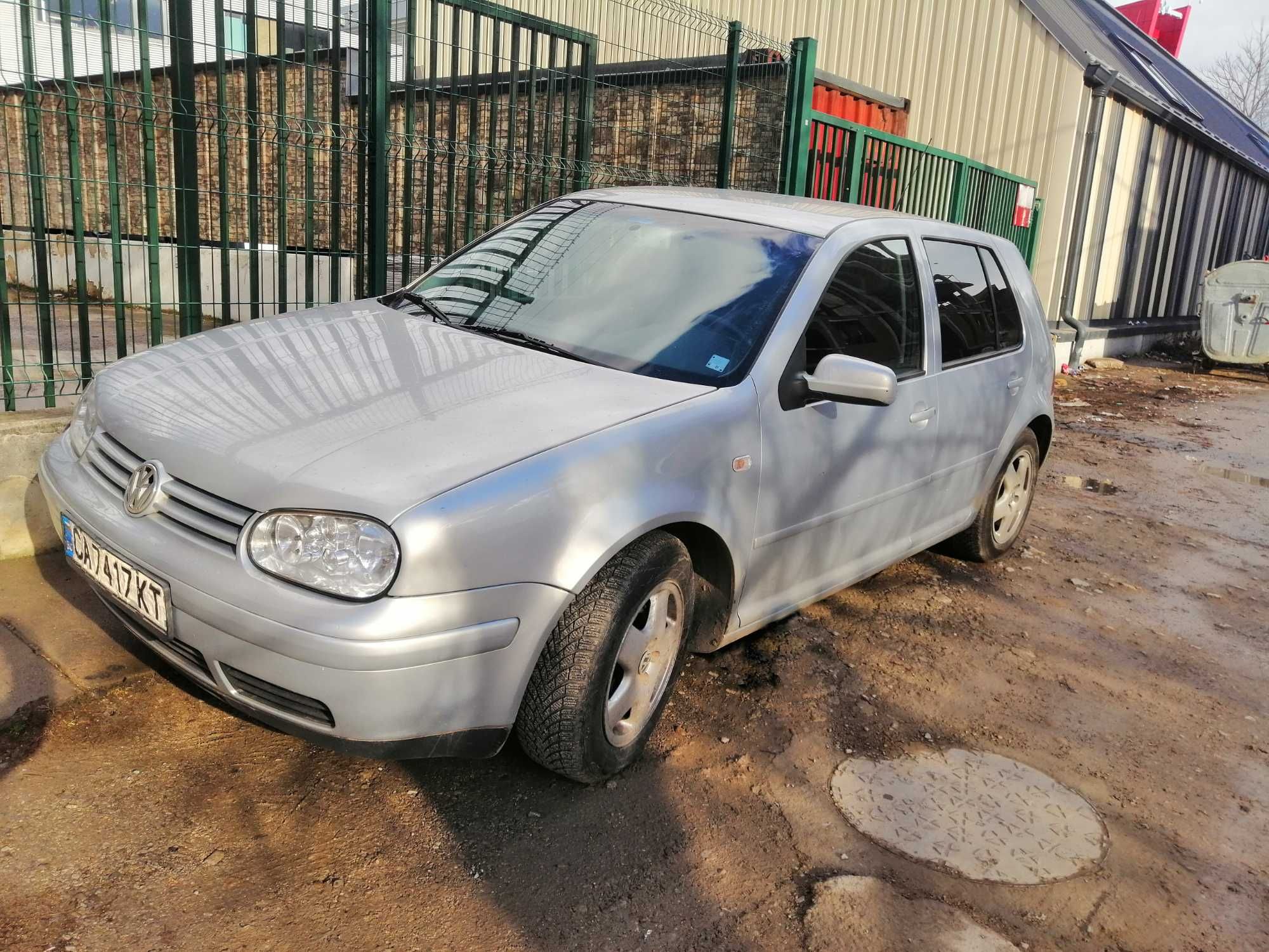 Продавам Golf4 / 1,6 / 101hp / 2000г - за части или ремонт на двигател