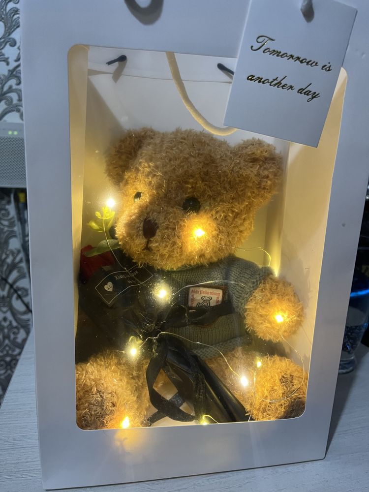 Мишки Тедди с букетом и гирляндой, на подарок