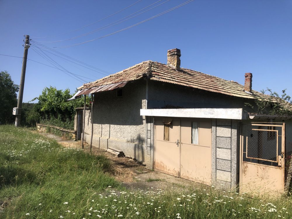 Къща с двор и градина